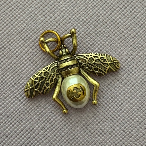 Gucci Gold and Pearl Bee pendant. - Picture 1 of 4